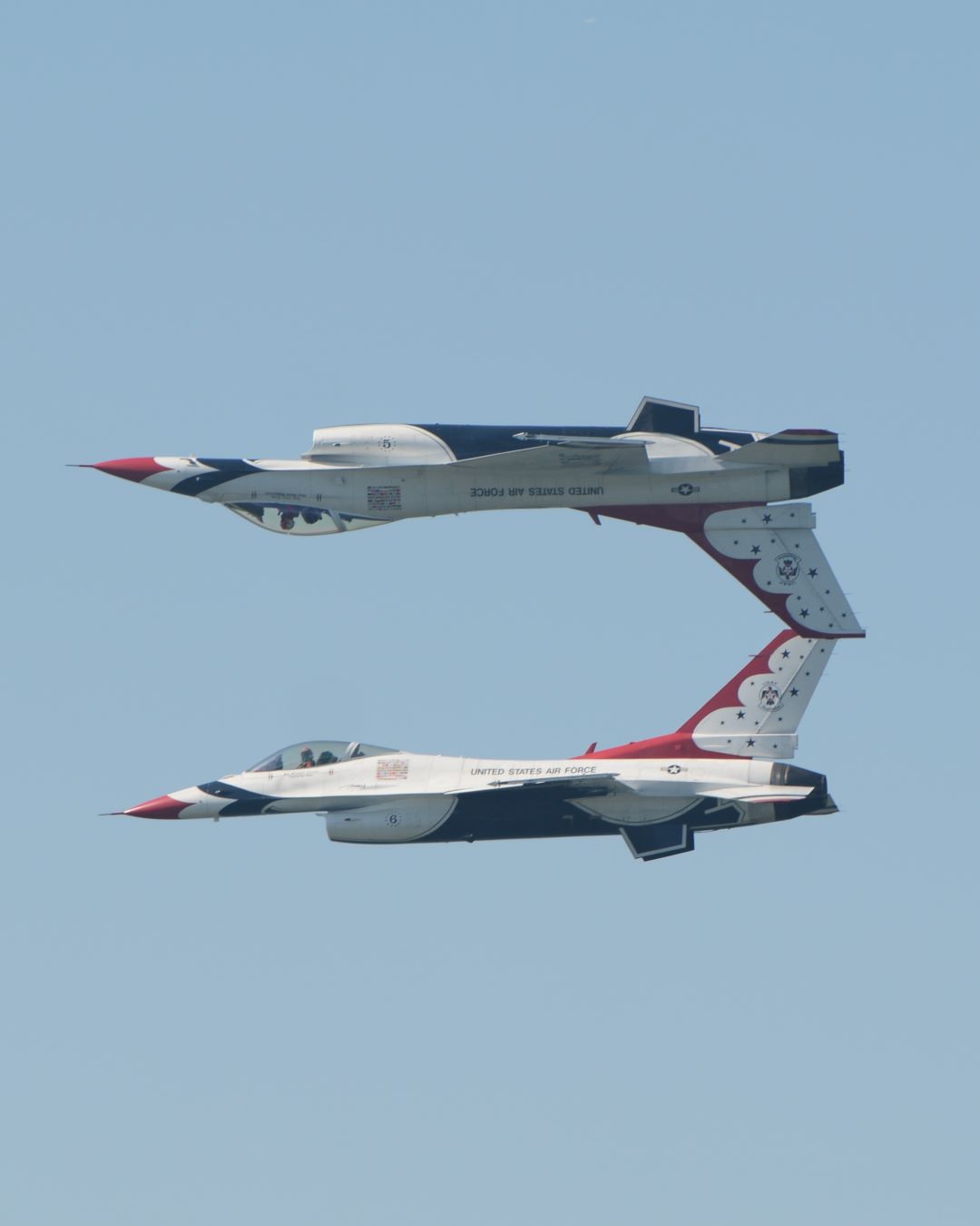 Capturing the Magic: Thunderbirds’ Mirror Passes at the 2019 Cleveland Airshow